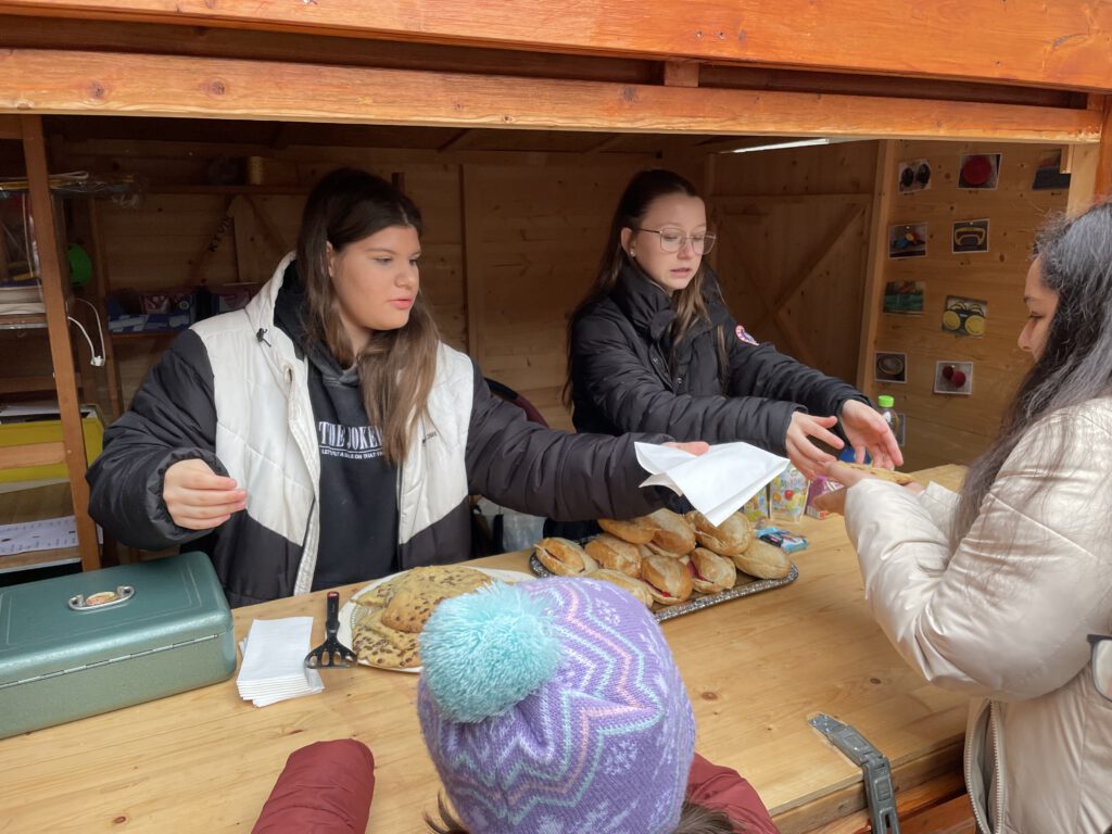 Hier sind Schülerinnen zu sehen, die im Schuljahr 24/25 im Schulkiosk verkauft haben.